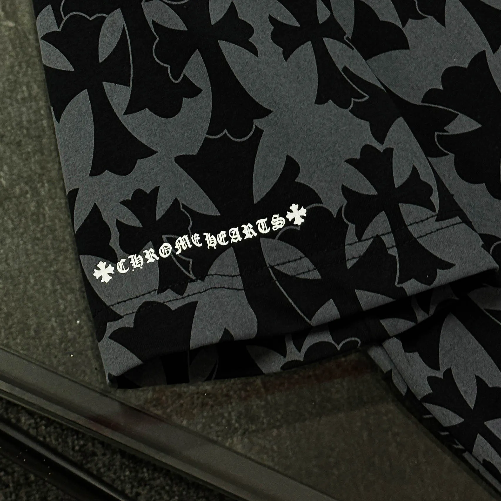 P180 Chrome Hearts 25 high-end versions. The fabric is made of 300 grams of high-density pure cotton. It does not deform or shrink. It has three labels. It is the same style for men and women. Technology: all-over printing + digital printing. Color: white, black. SIZE: S-XL.